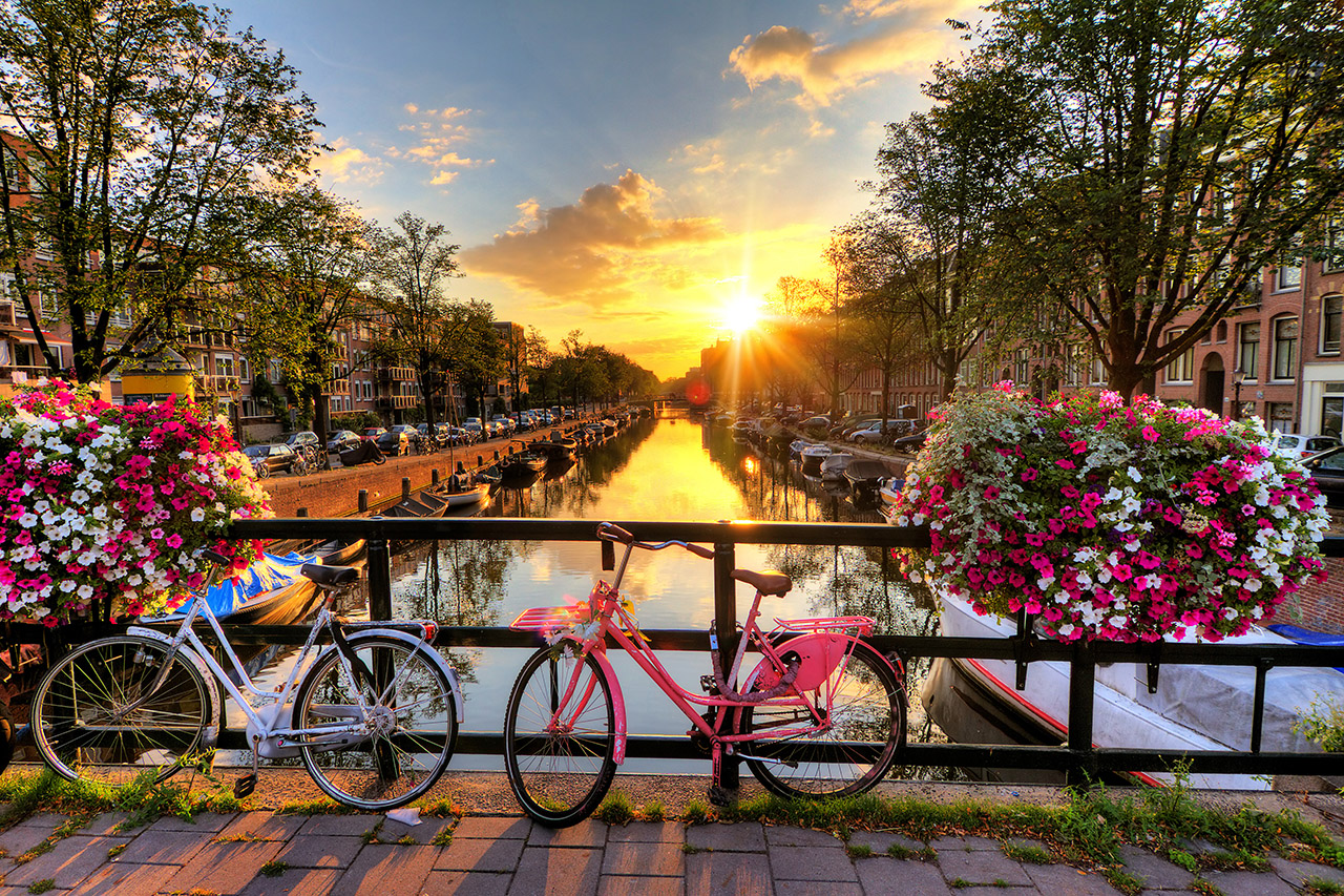 Explore The Beautiful Canals And Architecture Of Amsterdam